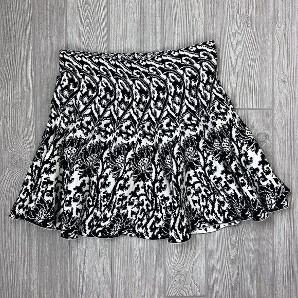 Xhilaration Black & White Print Stretch Knit Skater Flare Mini Short Skirt Large - Picture 1 of 6